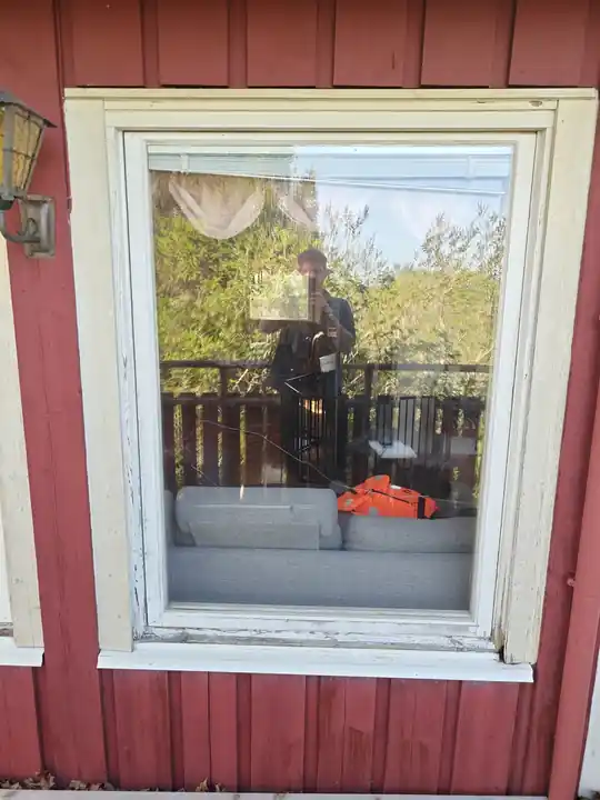 Fönster på villa före renovering